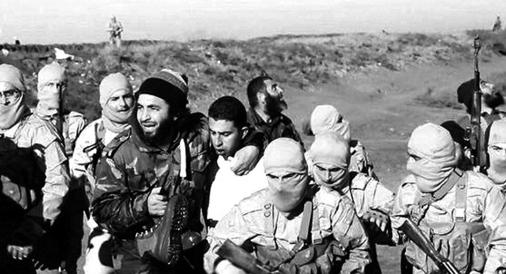 лªÉçÕÕÆ¬£¬ÃÀÁª£¬2014Äê12ÔÂ25ÈÕ £¨¹ú¼Ê£©¡°ÒÁ˹À¼¹ú¡±·¢²¼Ëù·ýÔ¼µ©·ÉÐÐÔ±ÕÕÆ¬ 12ÔÂ24ÈÕ£¬ÔÚÐðÀûÑÇÀ¿¨£¬±»¡°ÒÁ˹À¼¹ú¡±¼«¶Ë×éÖ¯·ý»ñµÄÔ¼µ©¿Õ¾üÖÐξÂí°¢×È¡¤¿¨ÈøË¹±´£¨×óÎ壩±»¸Ã×éÖ¯Îä×°ÈËԱЮ³Ö¡£ ¼«¶Ë×éÖ¯¡°ÒÁ˹À¼¹ú¡±24ÈÕÔÚÉç½»ÍøÂçÉÏ·¢²¼ÁË3ÕžݳÆÎª¸Ã×éÖ¯·ý»ñµÄÔ¼µ©¼®·ÉÐÐÔ±ÒÔ¼°Ò»¼ÜÕ½¶·»ú²Ðº¡µÄÕÕÆ¬¡£Ô¼µ©Îä×°²¿¶Ó˾Áµ±Ìì·¢±íÉùÃ÷£¬Ö¤ÊµÔ¼µ©Ò»¼ÜÕ½»úµ±ÌìÔÚÐðÀûÑǶ«²¿À¿¨µØÇø×¹Â䣬»úÉÏÒ»Ãû·ÉÐÐÔ±±»½ÙΪÈËÖÊ¡£ лªÉç/ÃÀÁª ¡¡¡¡